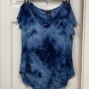 Short sleeve dark/light blue tye-dye top